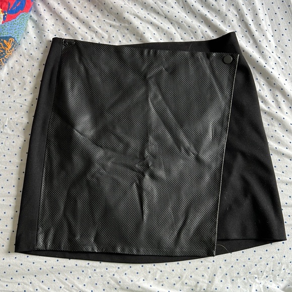 Black vegan leather mini skirt - Picture 1 of 7